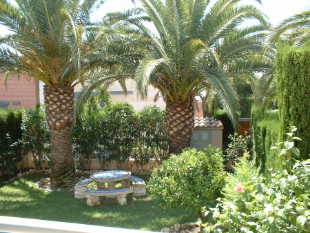 Ref nr 223245  195 000€ Ett radhus i Urb Kristal med  tre sovrum två badrum  fullt utrustad. Privat trädgård. Området har pool